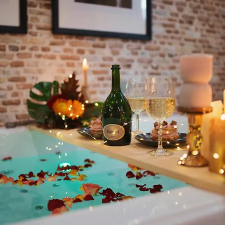 Jazzy Jacuzzi Privee Parking Free Centre A 5minutes Stationnement Privee Possible Sur Demande 아파트