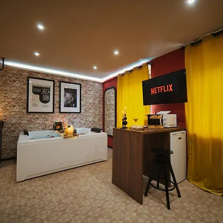 Jazzy Jacuzzi Privee Parking Free Centre A 5minutes Stationnement Privee Possible Sur Demande